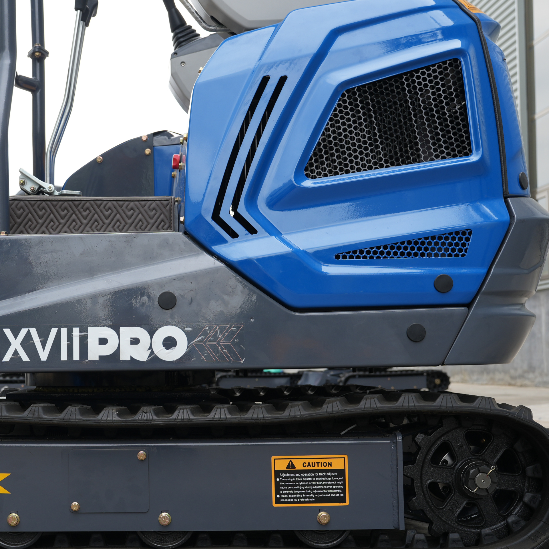 TYPHON TERROR XVII PRO 3800 lb mini excavator Hydraulic System Integrated Oil Cooler EPA-Certified Kubota D902 Engine