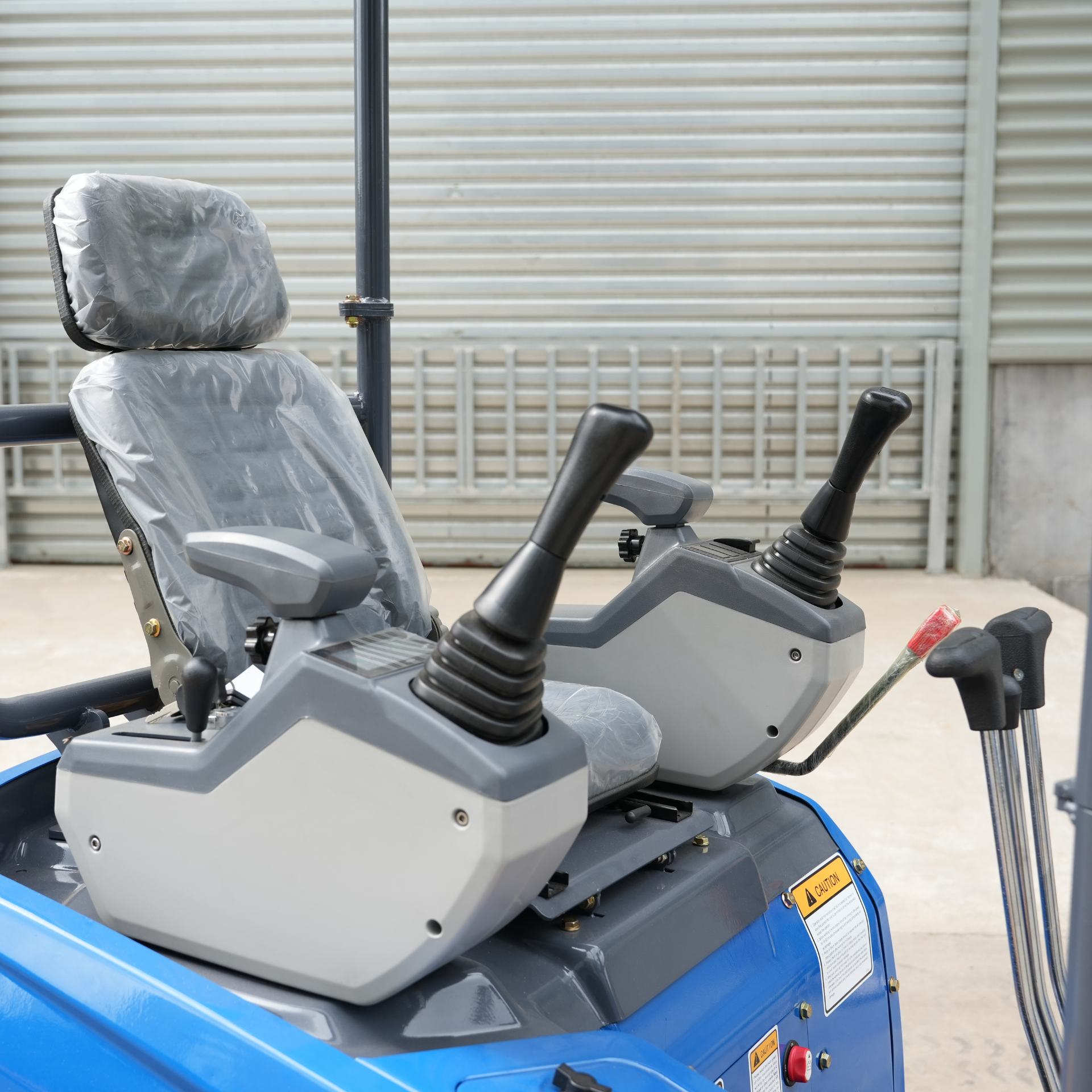 TYPHON TERROR XVII PRO 3800 lb mini excavator Hydraulic System Integrated Oil Cooler EPA-Certified Kubota D902 Engine