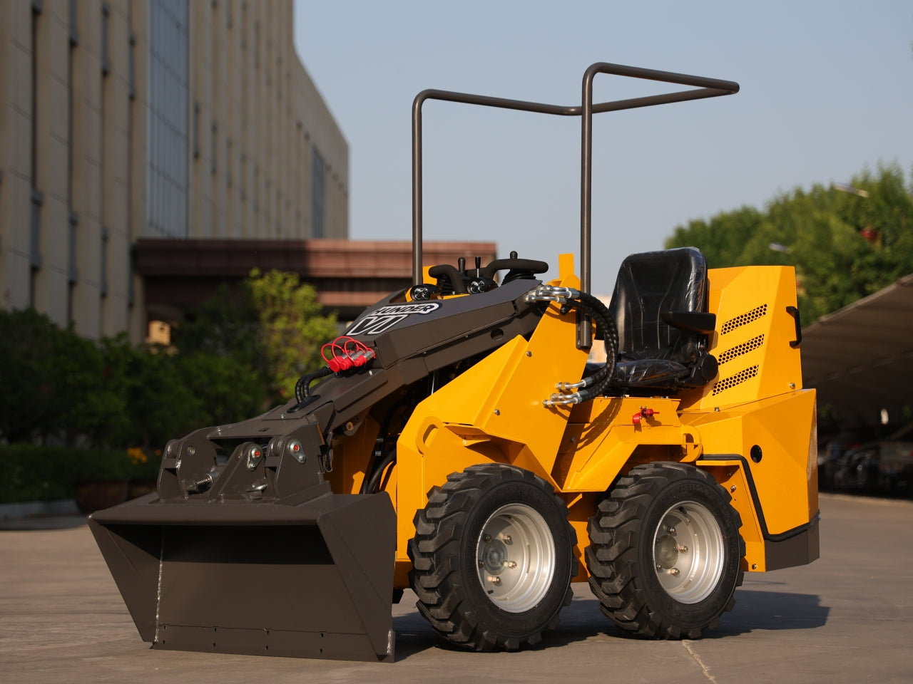 TYPHON Thunder VI 23hp EPA B&S Engine Wheel Loader USA