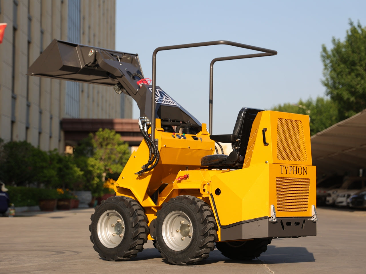 TYPHON Thunder VI 23hp EPA B&S Engine Wheel Loader USA