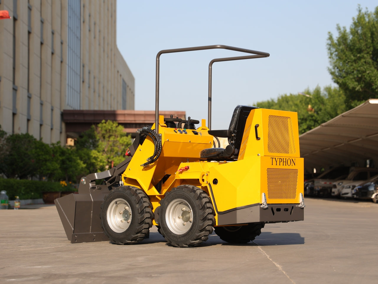 TYPHON Thunder VI 23hp EPA B&S Engine Wheel Loader USA