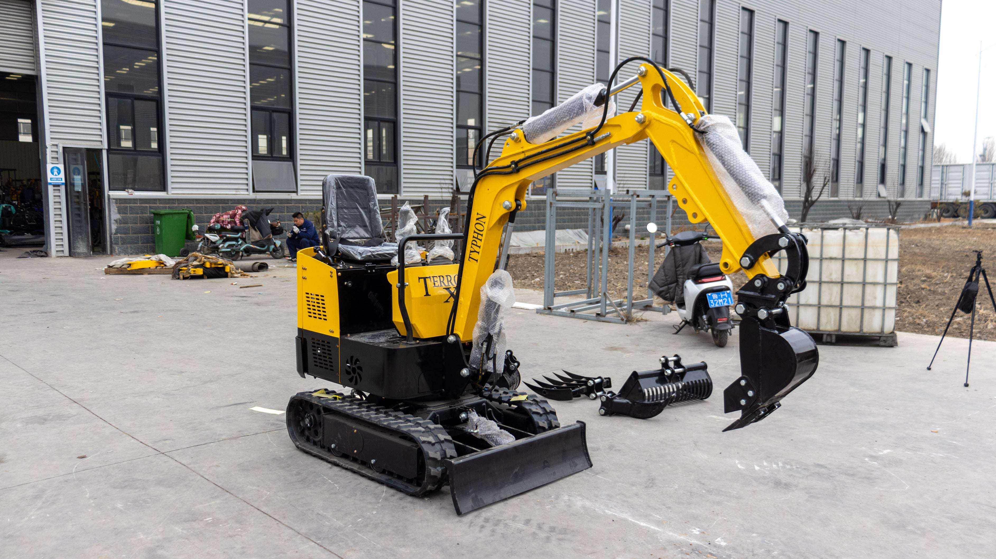 200mm Narrow Bucket: Attachment for TYPHON Mini Excavators