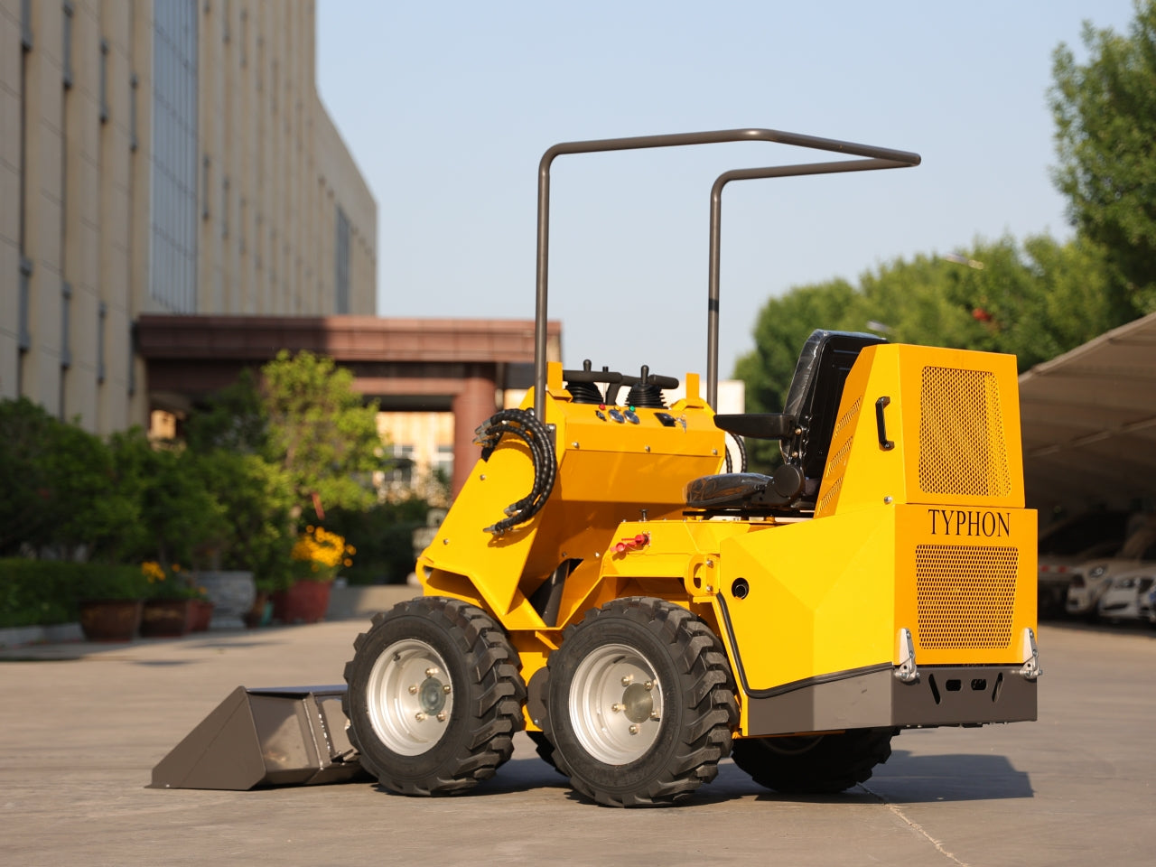 TYPHON Thunder VI 23hp EPA B&S Engine Wheel Loader USA