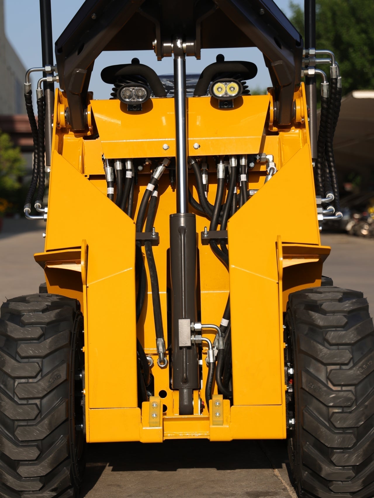 TYPHON Thunder VI 23hp EPA B&S Engine Wheel Loader USA