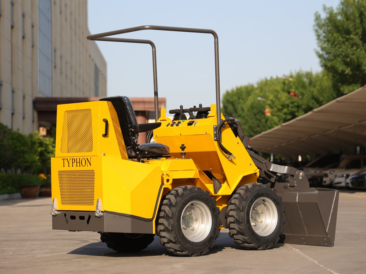 TYPHON Thunder VI 23hp EPA B&S Engine Wheel Loader USA