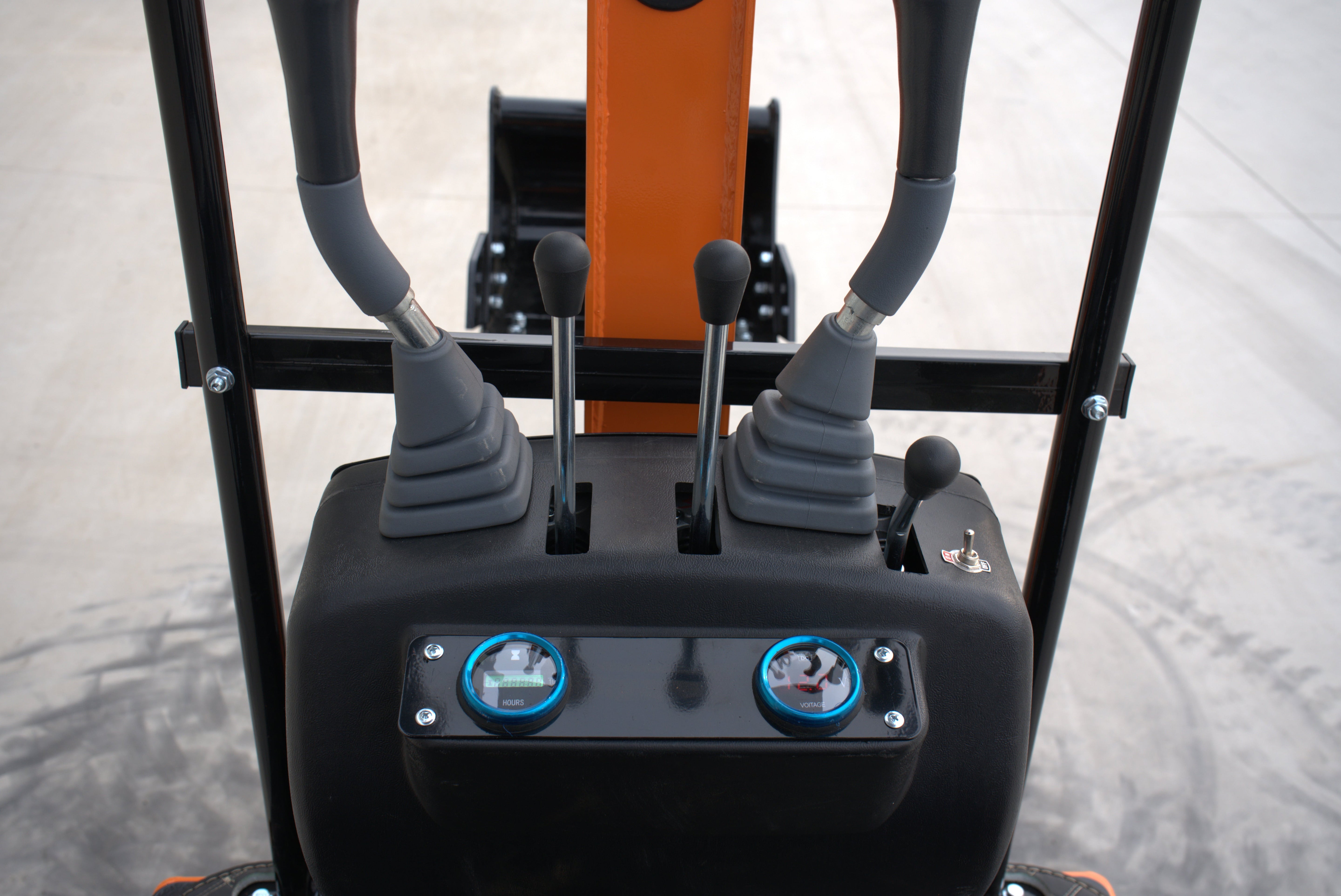 TYPHON TYRANT X 1-Ton Mini Excavator 13.5HP Briggs & Stratton Engine, Hydraulic Thumb Clip, Dozer Blade, 360° Body Swing
