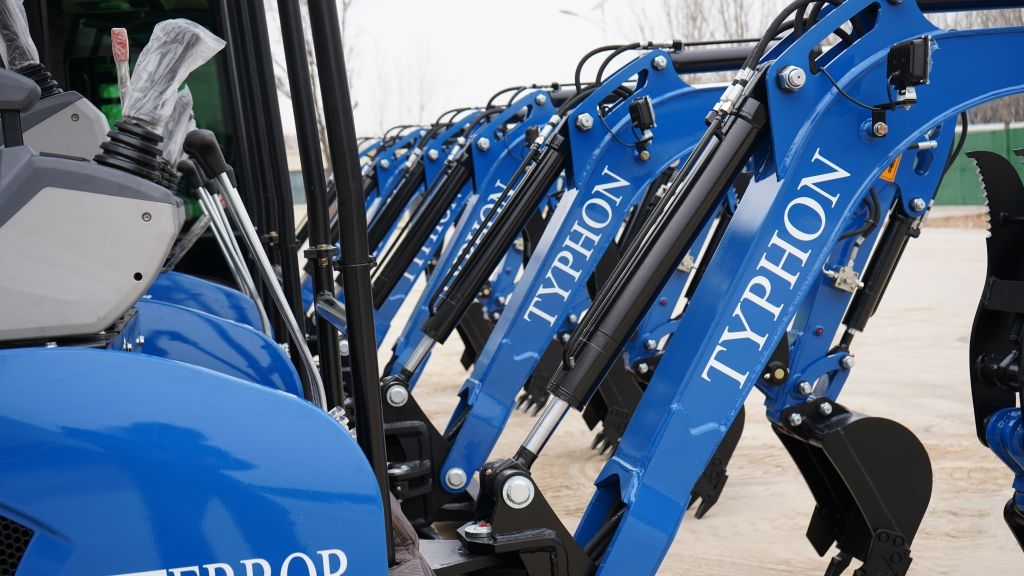4000 lb TYPHON TERROR XVII Cabin Mini Excavator Kubota D902